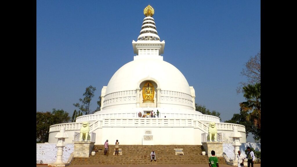 Shanti_Stupa_at_Rajgir_(cropped)